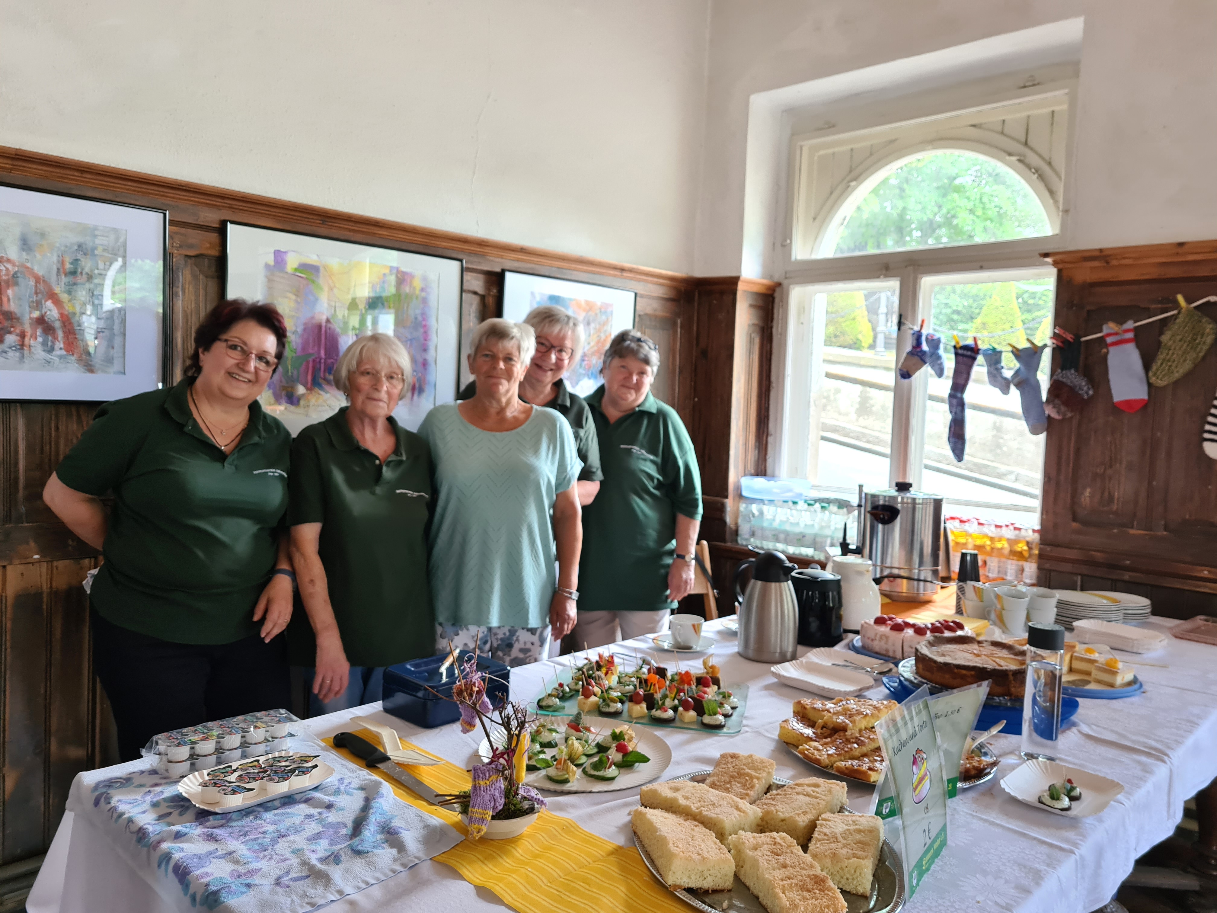 Die Damen des Heimatvereins Jahnsdorf zum "Sockenfest" stehen vor dem Kuchenbuffet